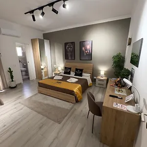 https://la-via-di-mezzo.taorminaitalyhotels.com